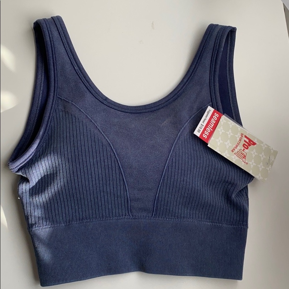 Seamless sports bra